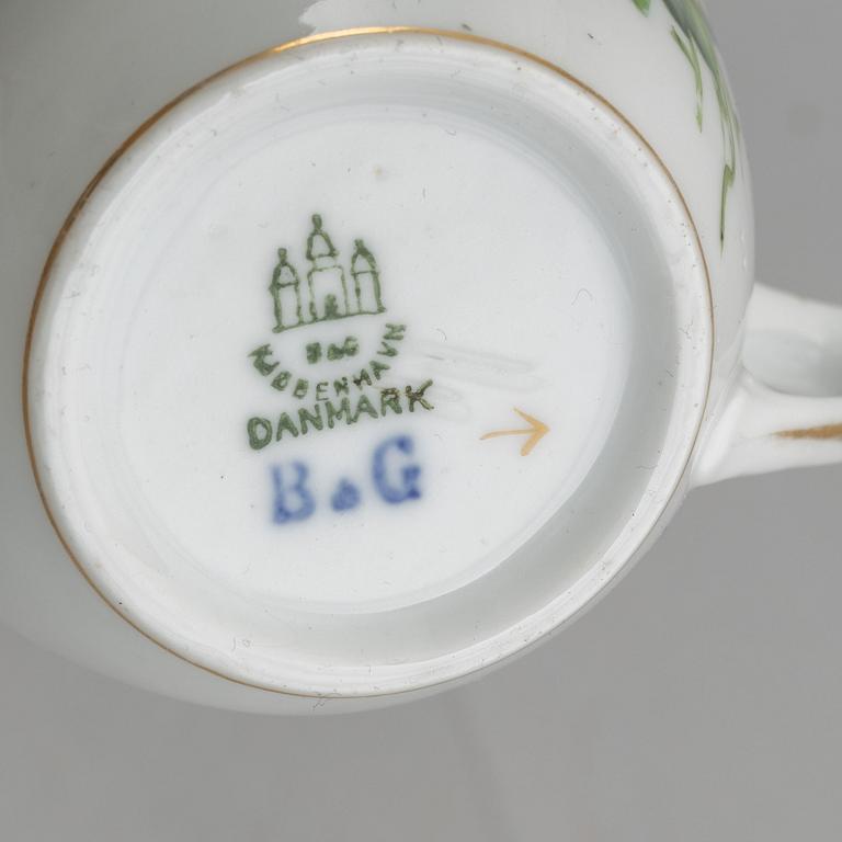 A 23-piece tea/coffee porcelain service, "Sachisk Blomst", Bing & Grøndahl, Denmark.