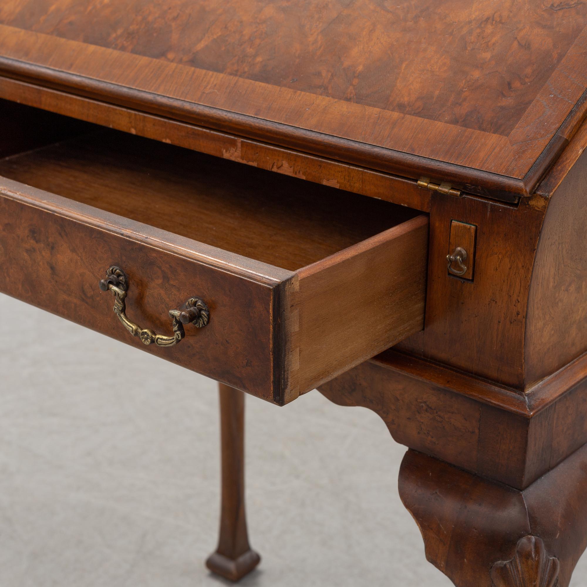 SECRETAIRE, Queen Anne-style, England, 20th century.