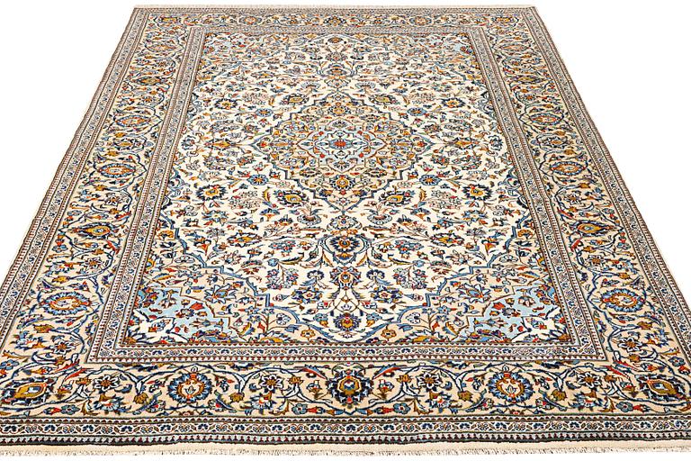 A Kashan carpet, a. 351 x 245 cm.