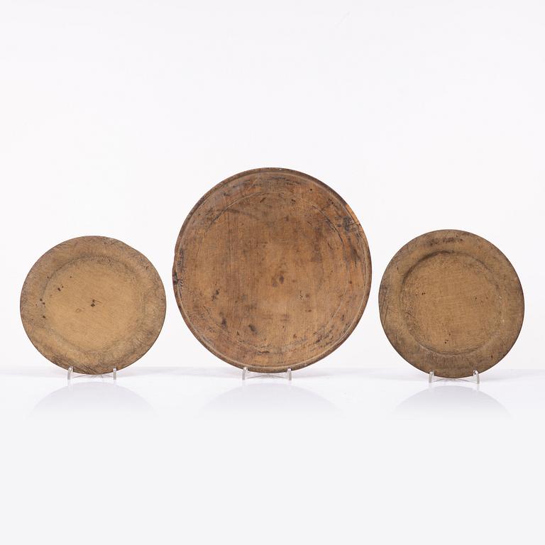 Tallrikar, ett par, samt ett fat, allmoge, 1800-tal.