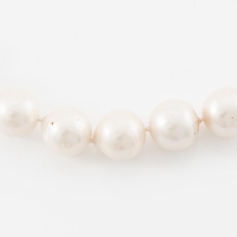 Necklace with cultured freshwater pearls, clasp 18K white gold.