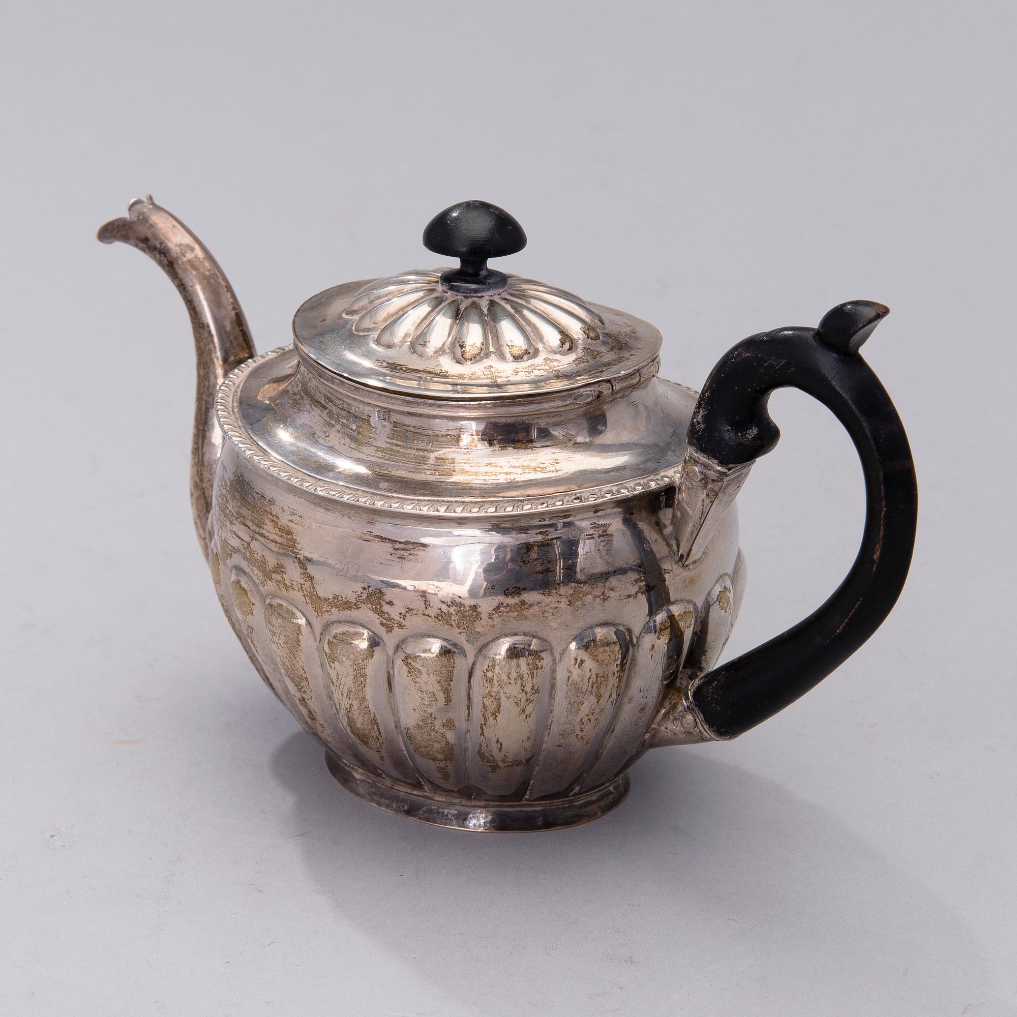 A Russian empire silver tea pot, assay master Michail Michailovich Kaprinski, Moscow 1823. Weight 306 g.