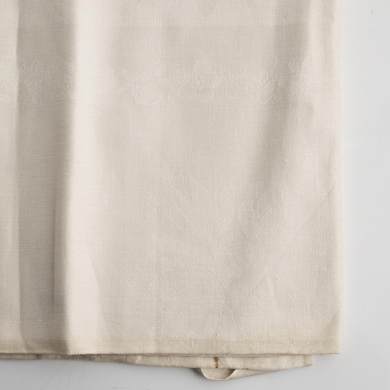Five tablecloths, partly linen.