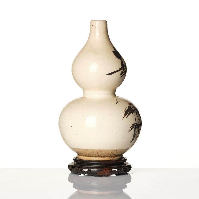 A calebass shaped vase, Ming dynasty (1368-1644).