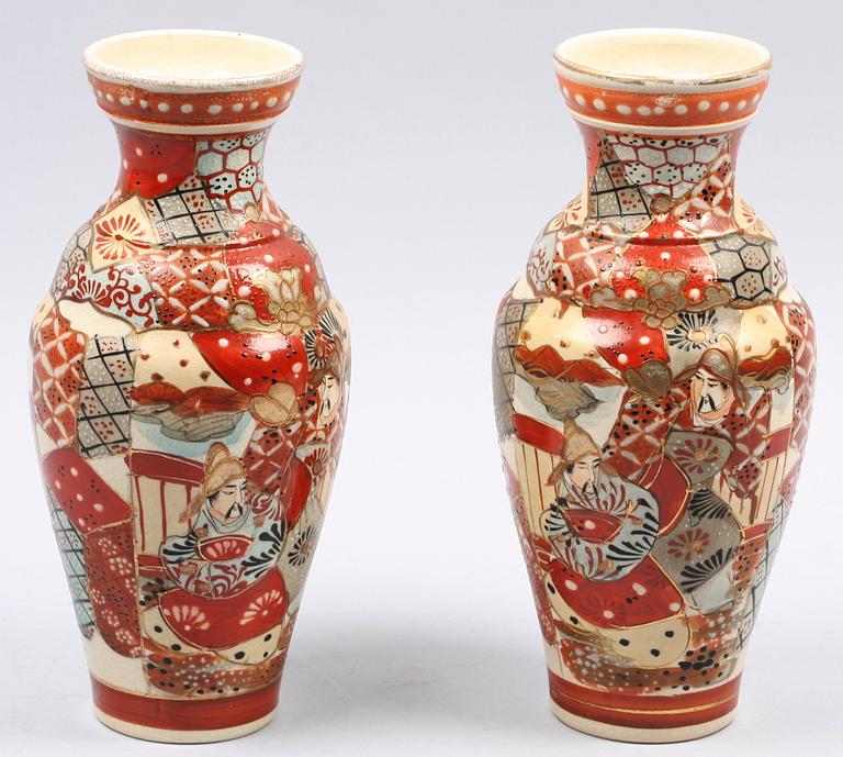 VASER, ett par, porslin, Satsuma, Japan.