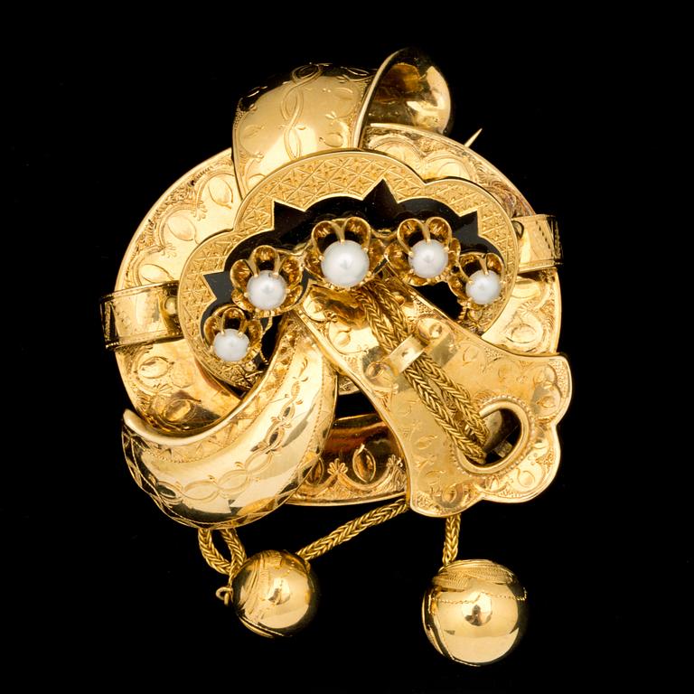 BROSCH, 18 k guld med svart emalj samt flodpärlor, Sverige, 1865. Vikt ca 21 g.