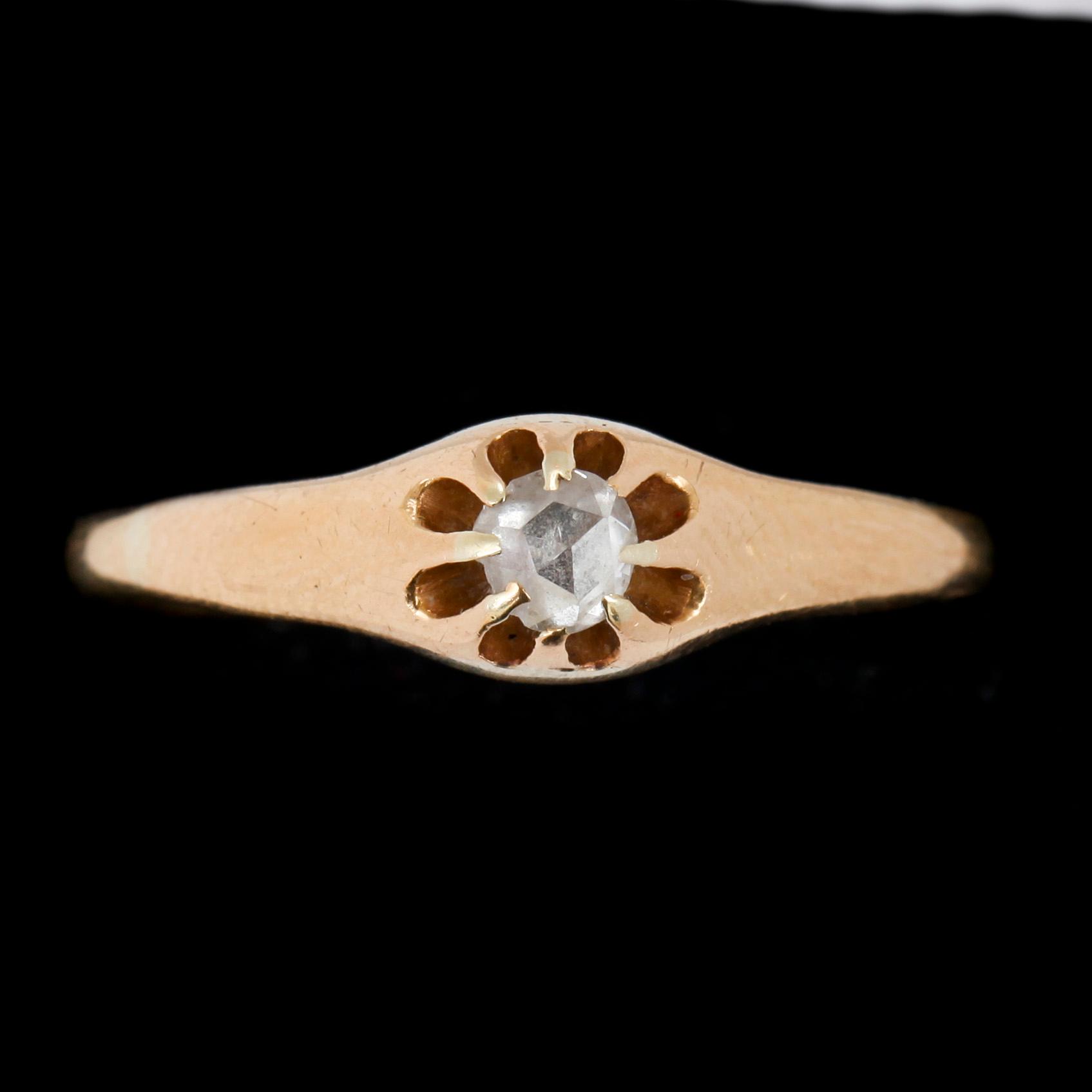 RING, 18k guld med rosenslipad diamant. Axel Bergman, Stockholm 1930. Vikt 2,5 g.