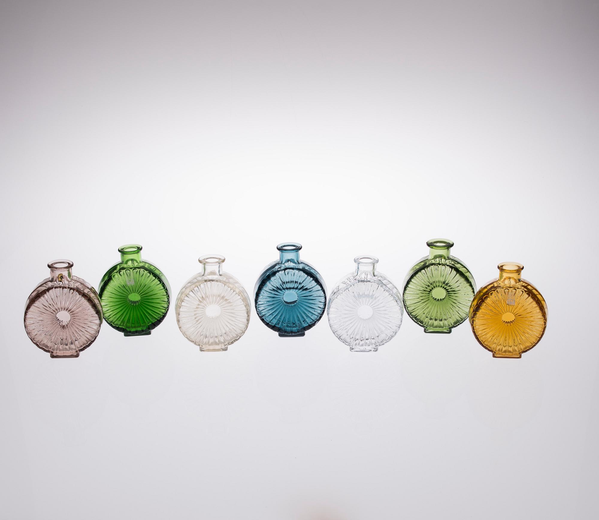 HELENA TYNELL, FLASKOR, 7 st, glas, "Solflaskan", Riihimäen Lasi. Formgiven 1964.