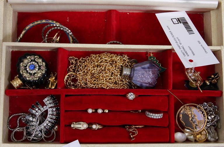 PARTI BIJOUTERIER, ca 30 st, samt KAMÈRING, 18 k guld.