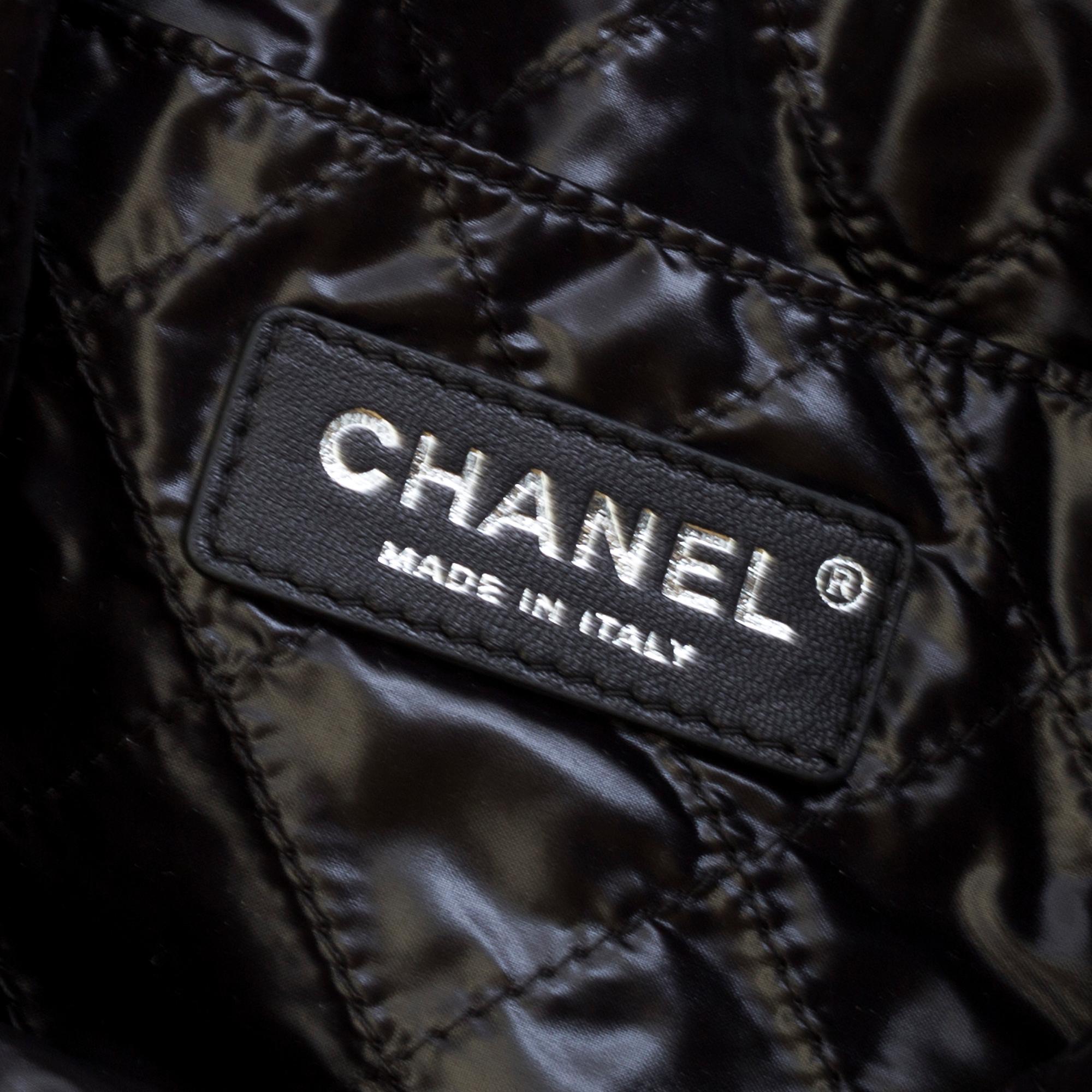 Tweed 5 shopping bag by Chanel.