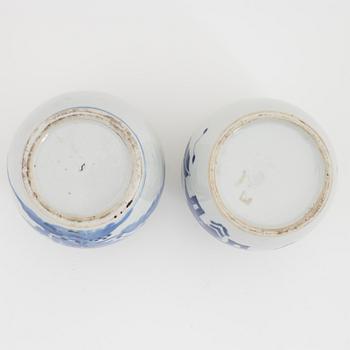 Krukor, två stycken, porslin, Kina, Kangxistil, Qingdynastin, 1800-tal.