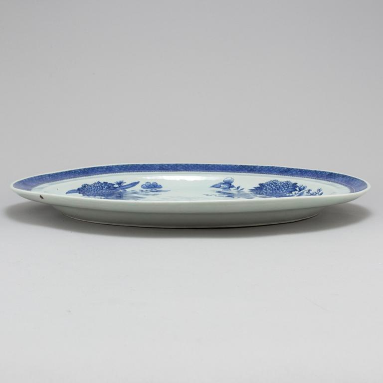 A large 'Fitzhugh pattern' export porcelain serving dish, Qing dynasty, Jiaqing (1796-1820).