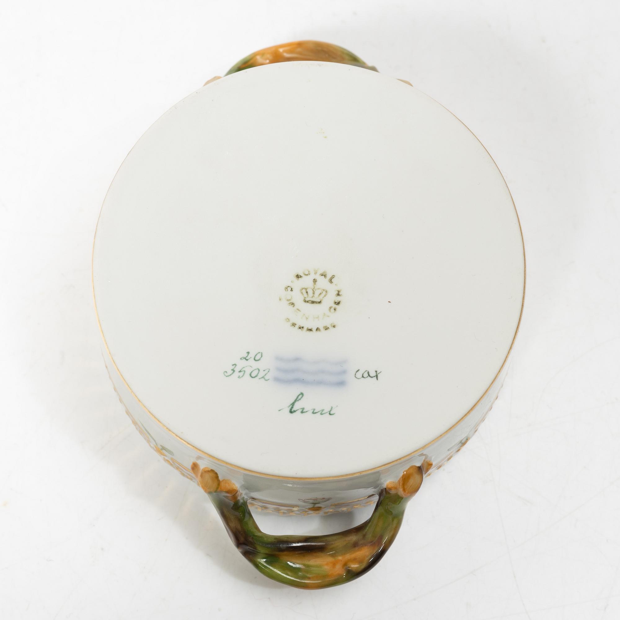 Royal Copenhagen, sockerskål samt kaffekopp med fat, "Flora Danica", 1945 samt 1959, Danmark.