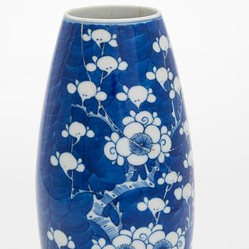 Two blue and white dishes and a vase, China, 18th/20th century.