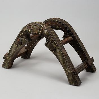 Sadel, trä och metall. Troligen sen Qing dynasti (1644-1911).