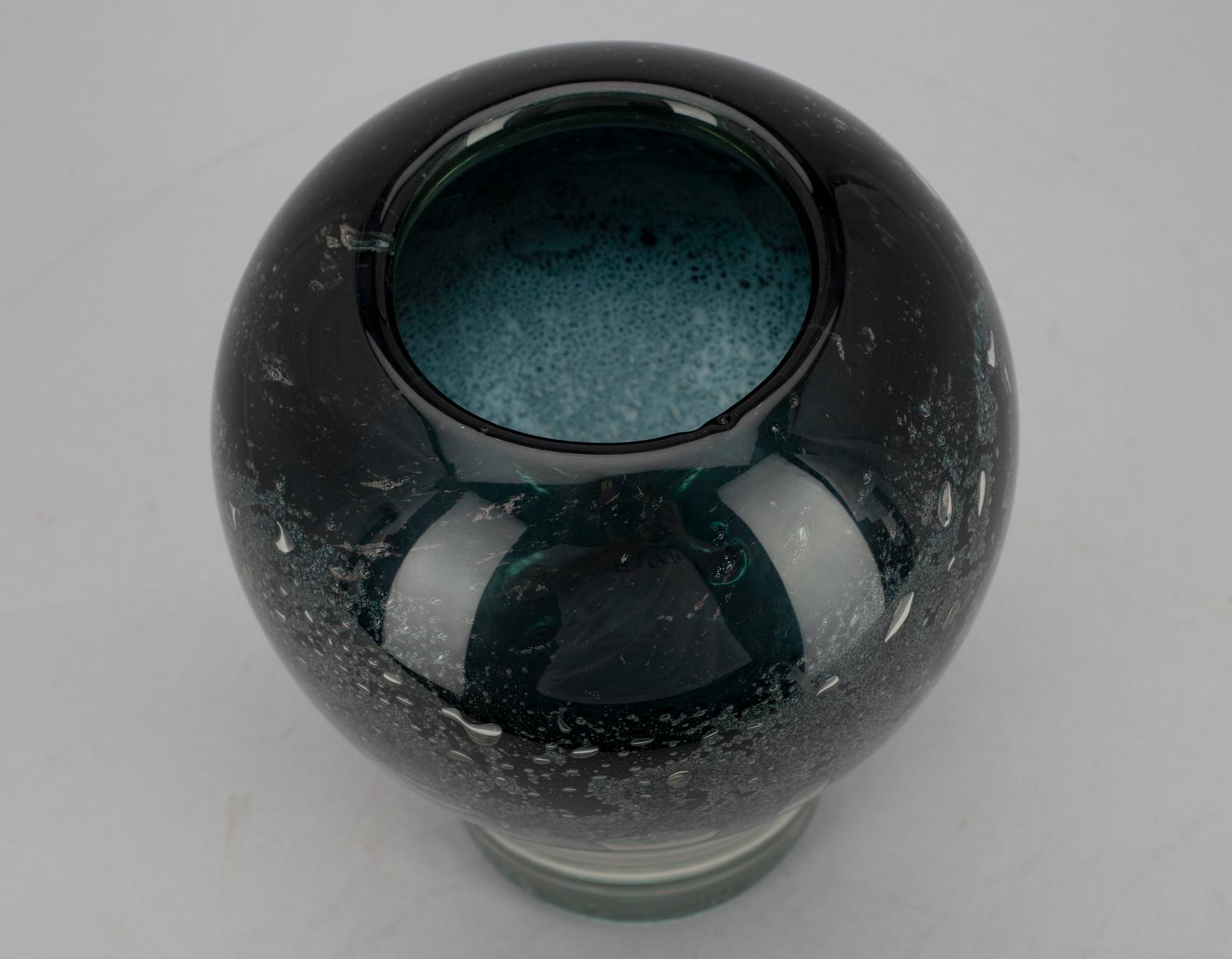VAS/GLASSKULPTUR, sign. Heikki Orvola, Nuutajärvi Notsjö. 1900-talets senare hälft.