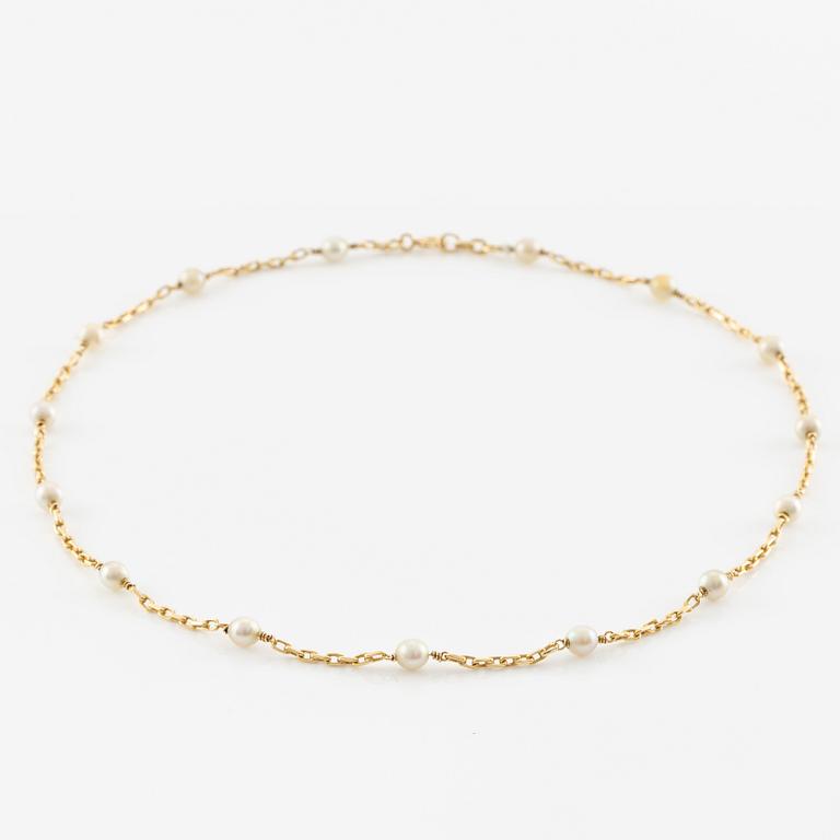 Necklace 18K gold with cultured pearls.