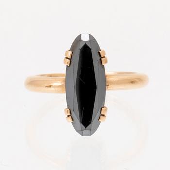 An 18K gold ring with faceted hematite.