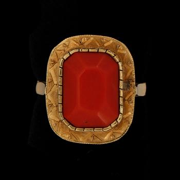 RING, 18k guld, med korall, 1900-tal. Vikt ca 6 gram.