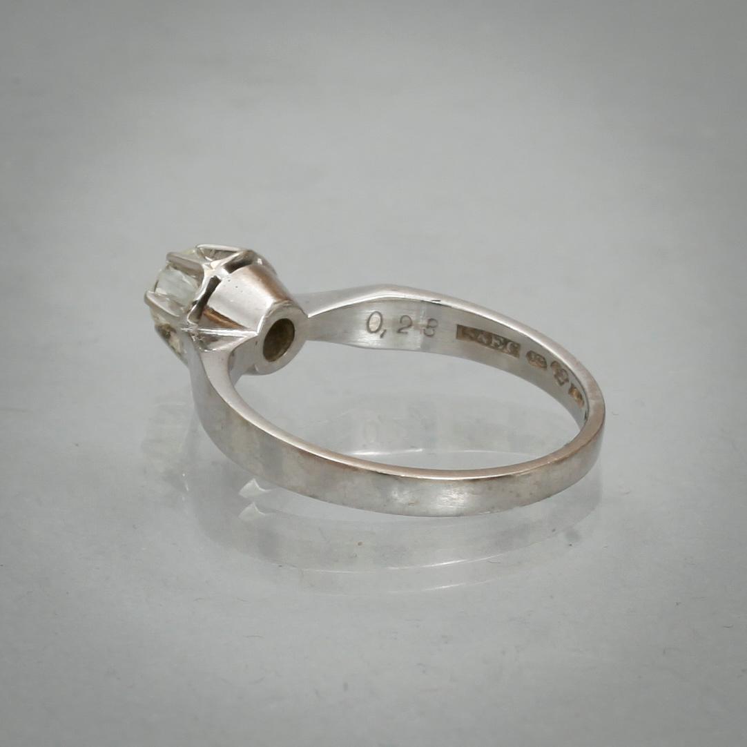RING 18k vitguld med briljantslipad diamant tot ca 0,28 ct enligt gravyr. Vikt 3,2 g.