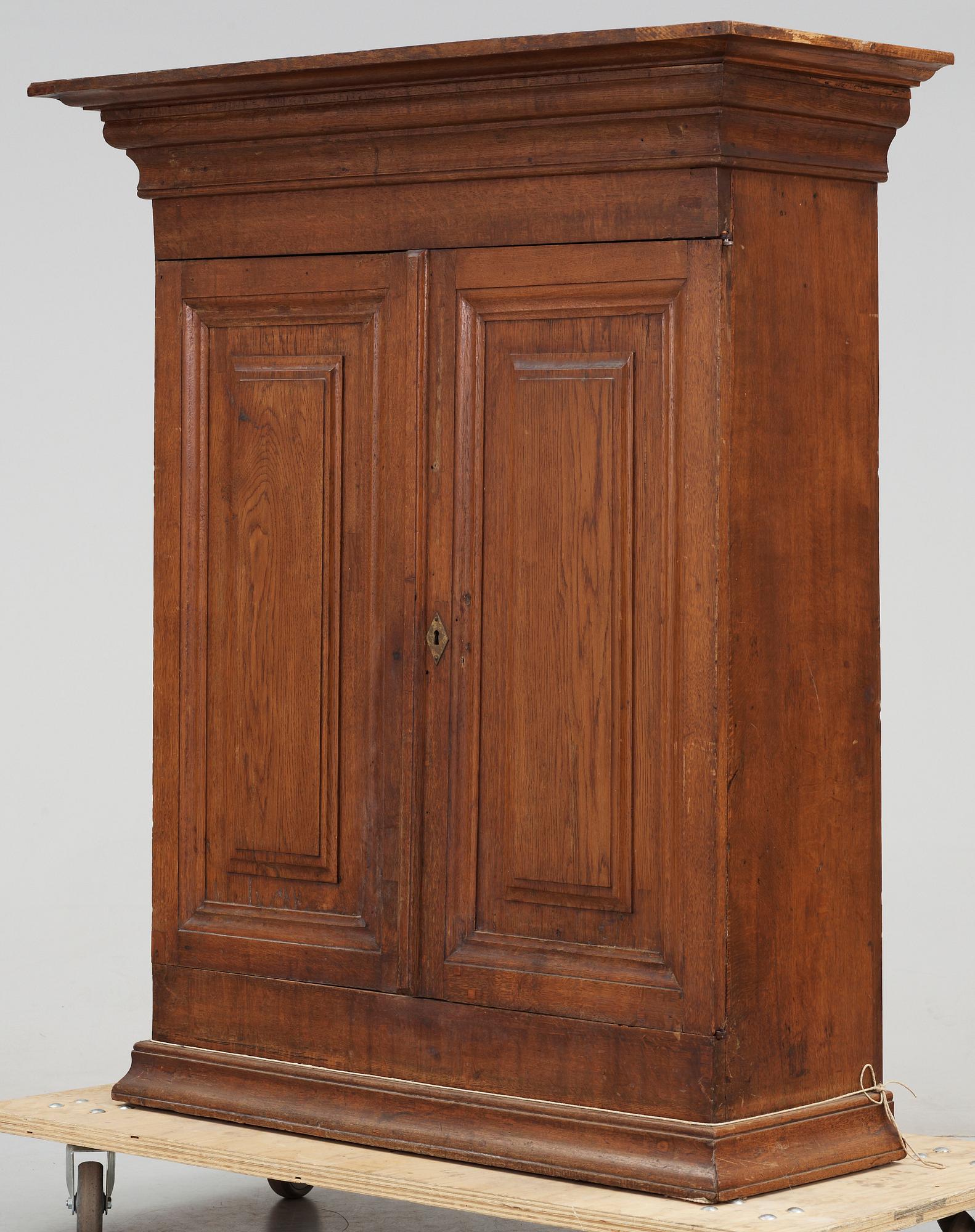 ÖVERSKÅP, 1700-tal.