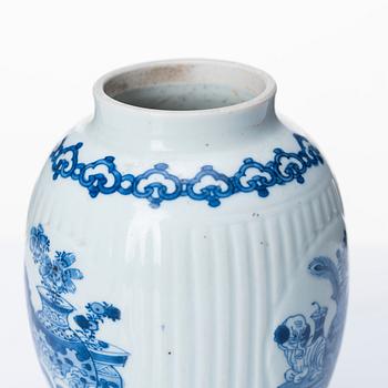 A blue and white tea caddy, Qing dynasty, Kangxi (1662-1722).