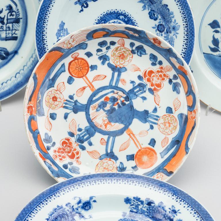 TALLRIKAR, 5 st, porslin, Kina mestadels Qianlong (1736-95).