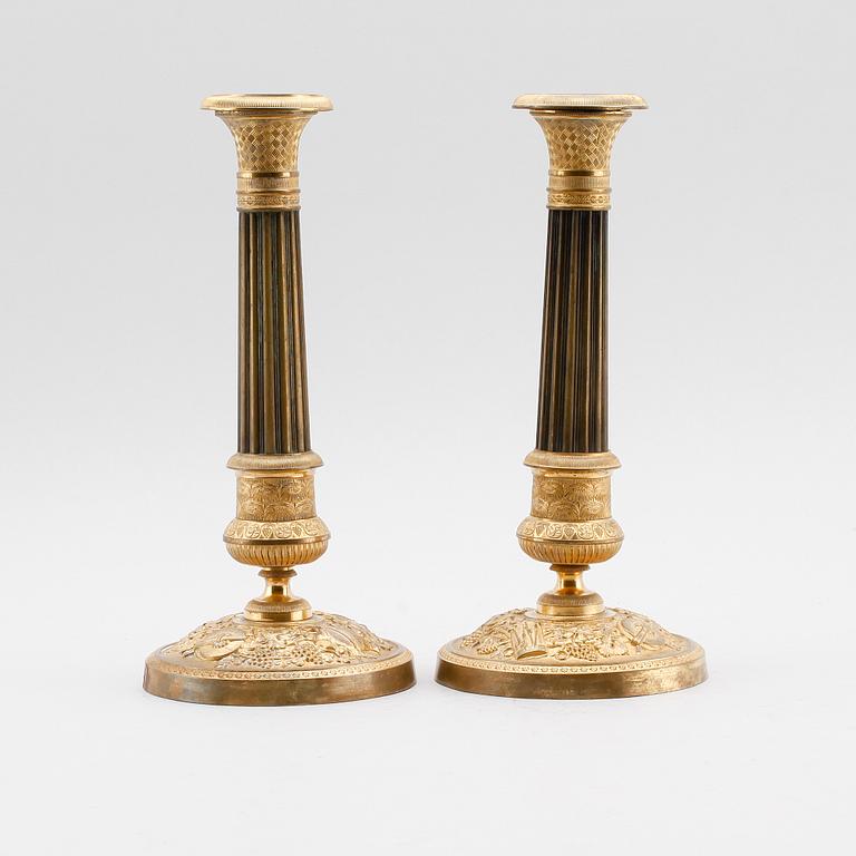 LJUSSTAKAR, 1 par, förgylld brons, empire, 1800-talets första hälft.