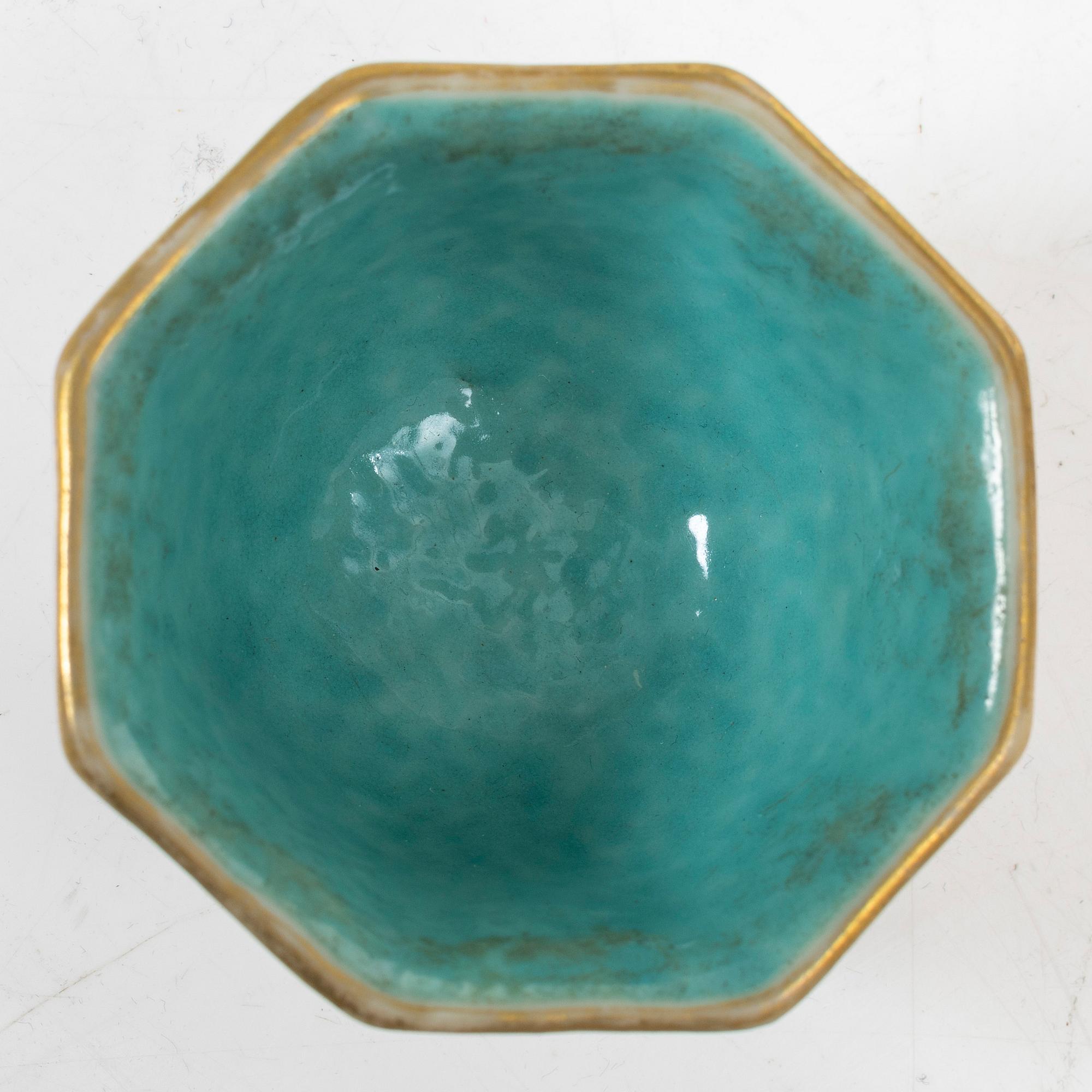 Skålar, tre stycken, samt litet blåvitt ytterfoder och lackask, porslin, Qingdynastin, 1800-tal.