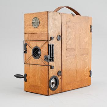 A movie camera, made by Ertel werke in Munich, first half of the 20th century.