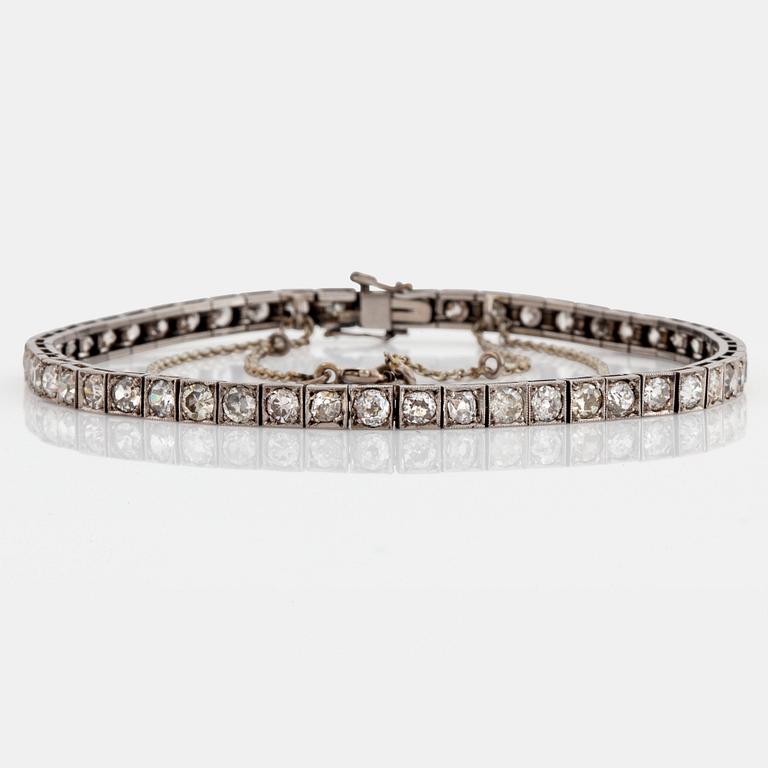 A platinum bracelet set with old-cut diamonds with a total weight of ca 2.50 cts.