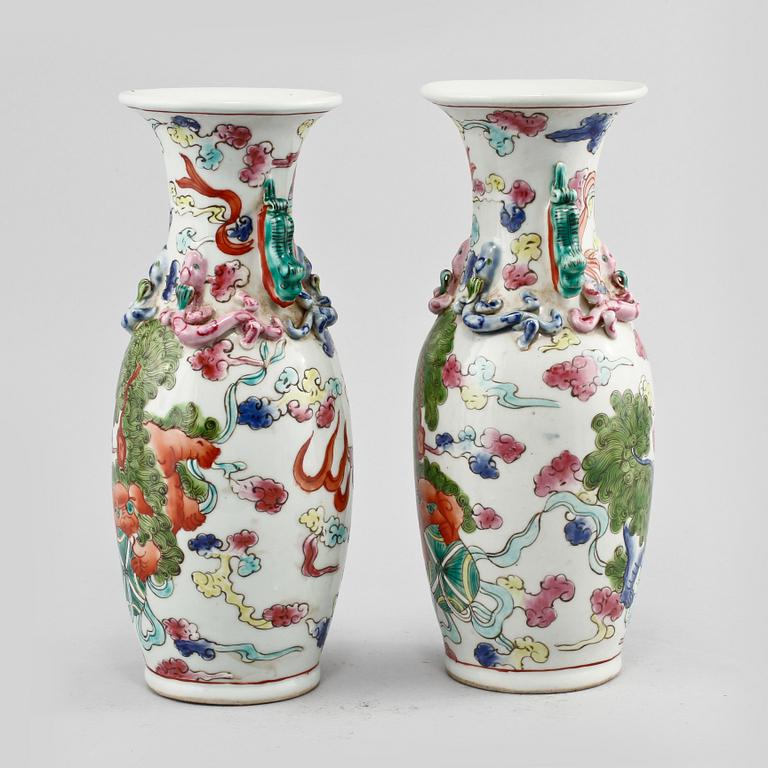 VASER, ett par, porslin, Kina, 1900-tal.