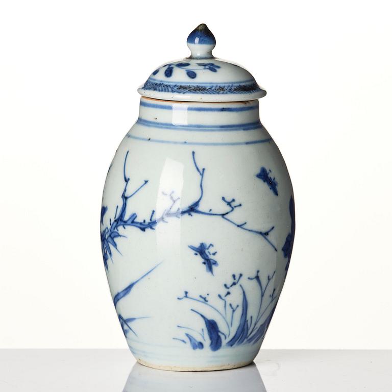 A blue and white jar, and a dish Tianqi/Chongzhen, mid 17th century.