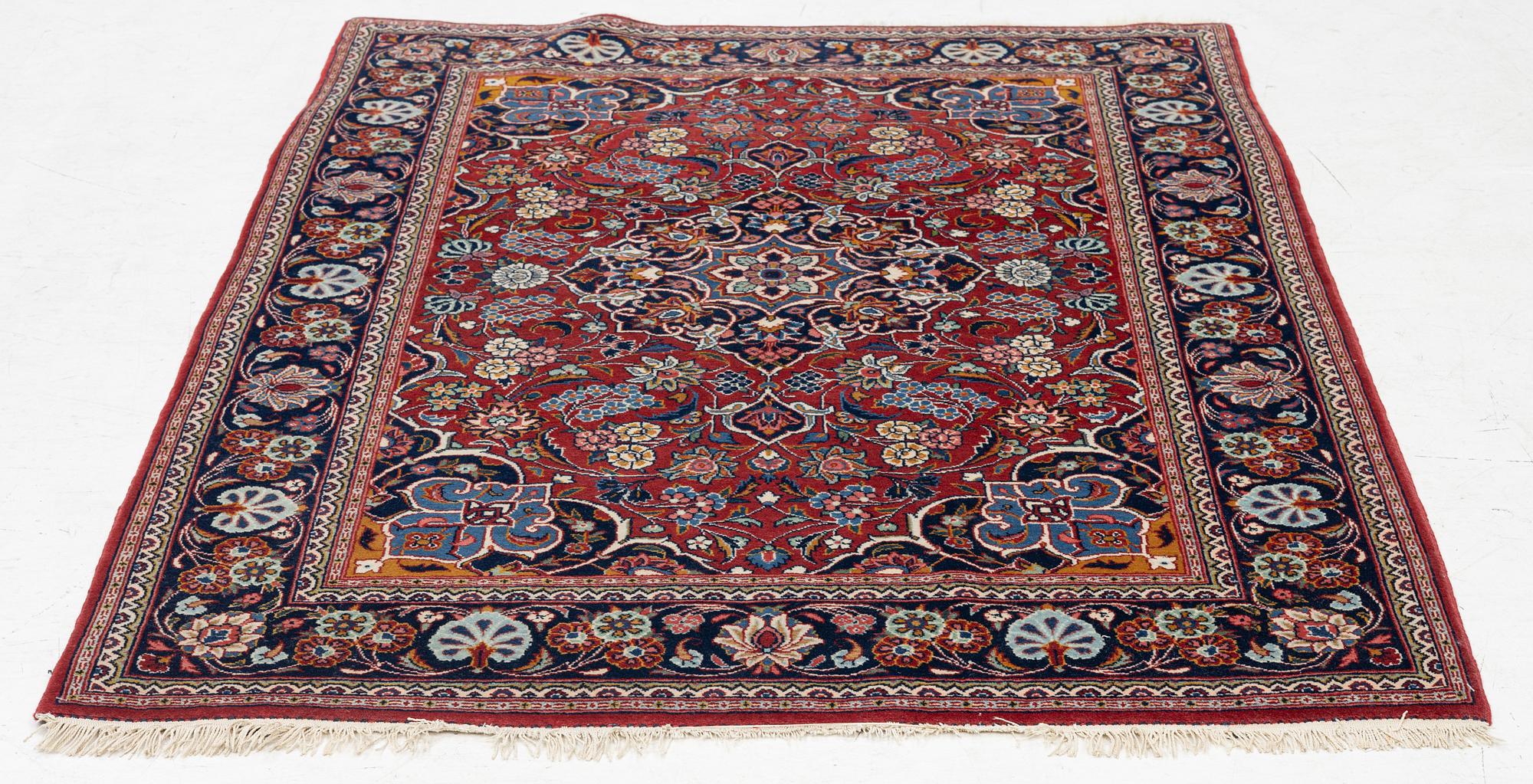 An oriental carpet, approx. 170 x 100 cm.
