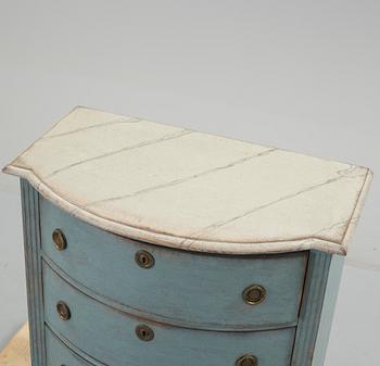 BYRÅ, gustaviansk stil, tidigt 1900-tal.