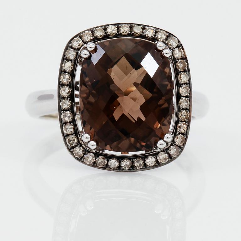 RING, diamanter samt röktopas.