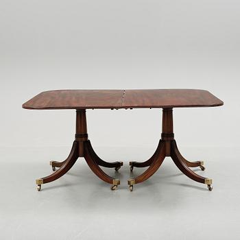 BORD + 1 iläggsskiva, mahogny, England, 1900-tal.