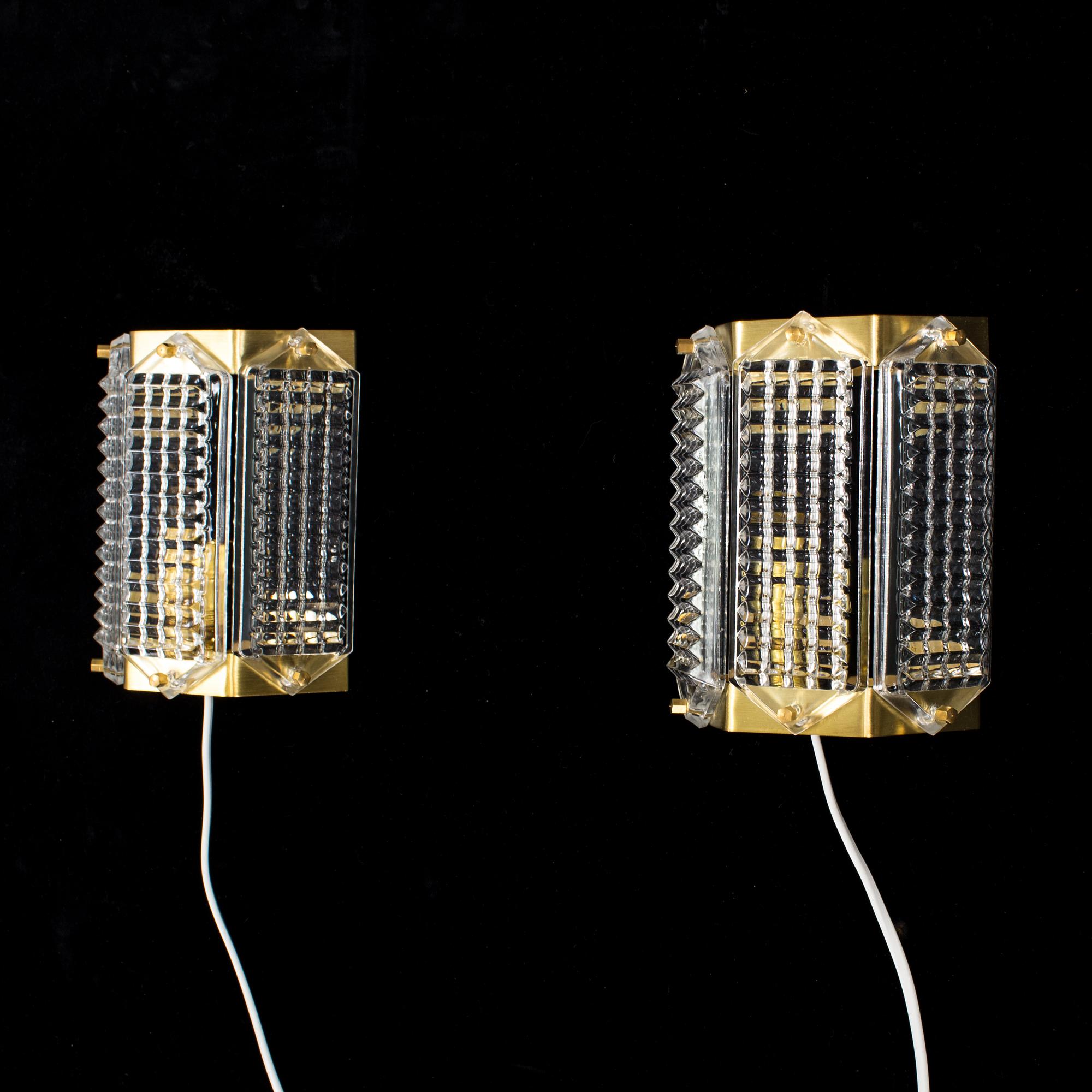 A pair of glass and brass wall lights by Wiktor Berndt for Swedish Crystal, 1970's.
