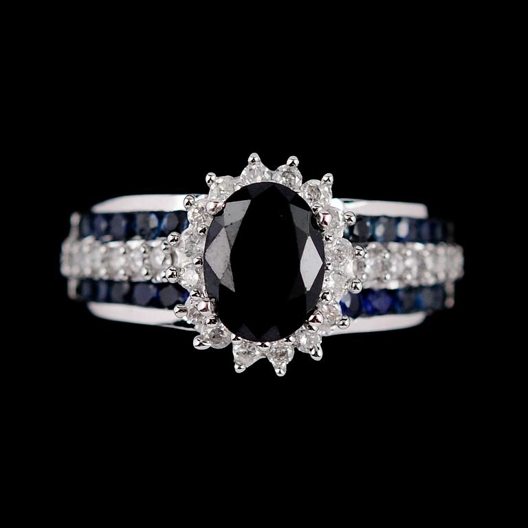 RING, 10 k, med fasettslipad safir och mindre safirer tot 2.23 ct, briljanter tot 0.50 ct W. 

TEXTÄNDRING: 10 k vitguld.