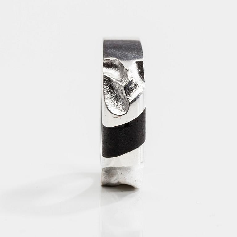 RING, sterling silver och ebenholts, "Bantu" Zoltan Popovits, Lapponia 1996. Vikt 6,6 g.