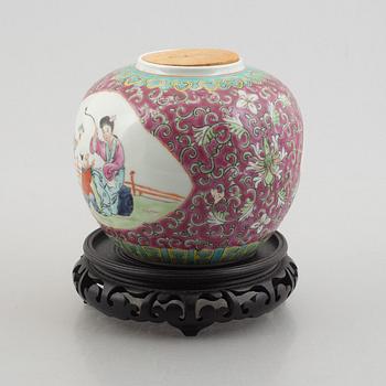 A set of four porcelain pieces, China, 19th/20th century.