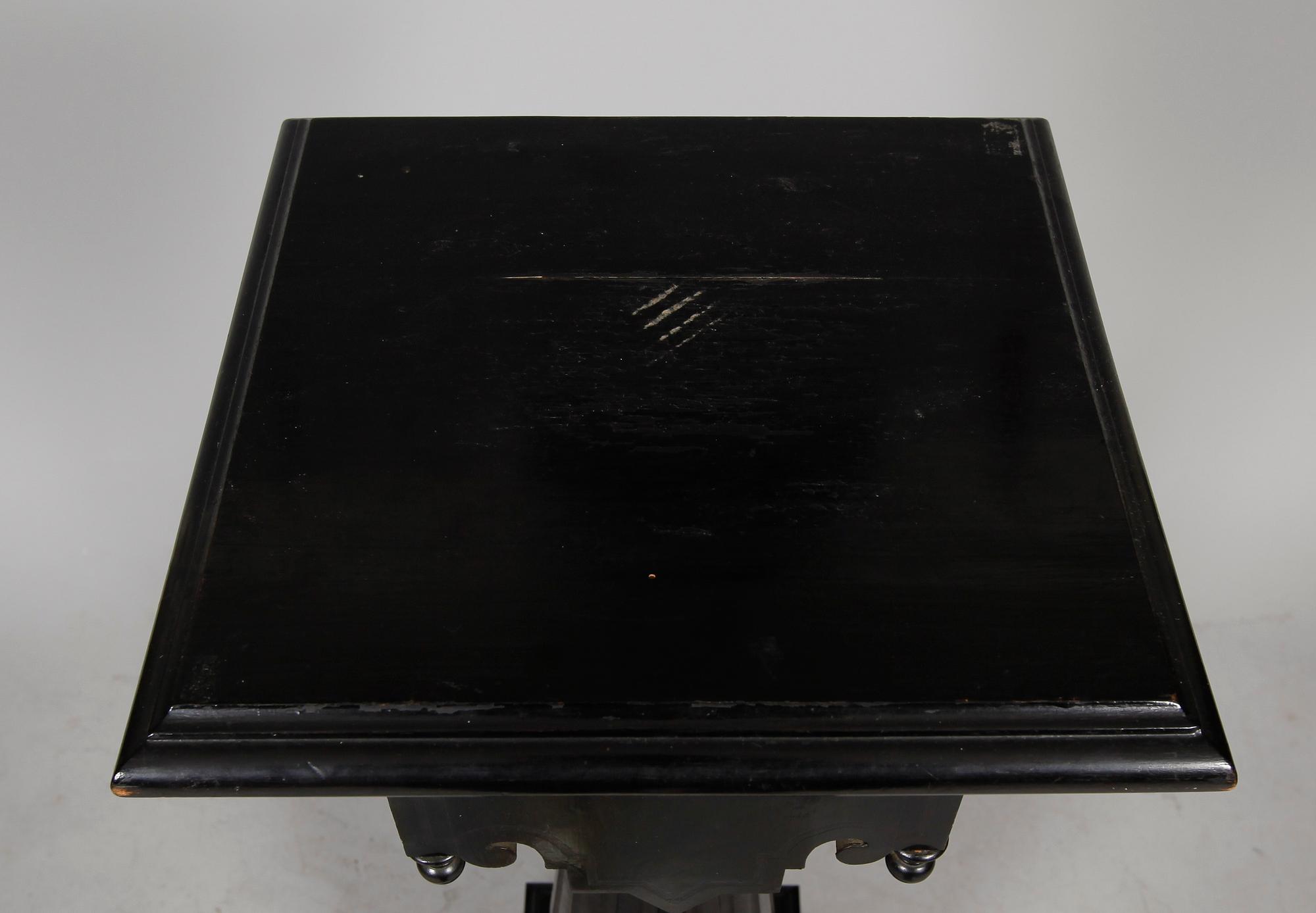 PIEDESTAL, nyrenässans, sent 1800-tal.