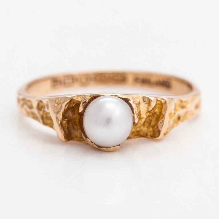 Björn Weckström, A 14K gold and cultured pearl ring 'Small word' for Lapponia 1969.