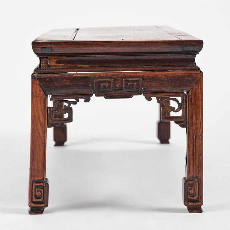 Bord, hardwood. Qingdynastin, 1800-tal.