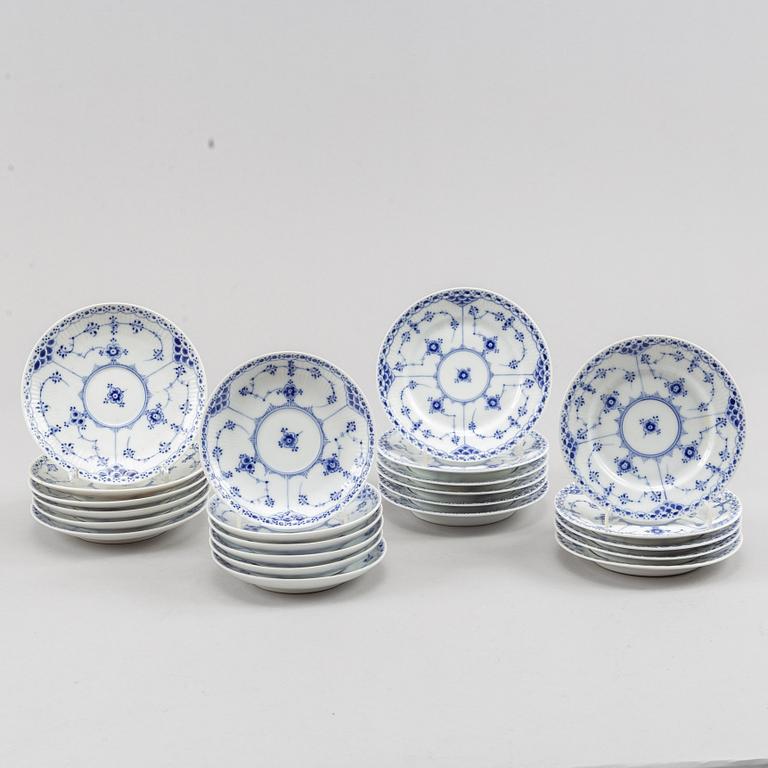 Royal Copenhagen, mat- samt kaffeservis, 85 delar, porslin. "Musselmalet", Danmark, 1900-tal.