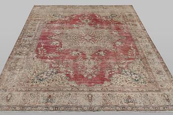 An oriental vintage design carpet, c. 335 x 240 cm.