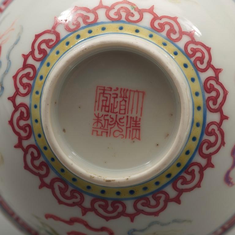 A pair of bowls, Republic with Daoguang seal mark.