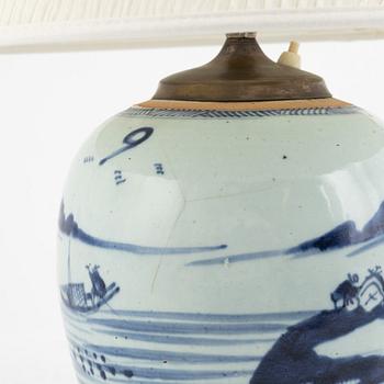 A blue and white Chinese jar / table lamp, Qing dynasty, 19th century.