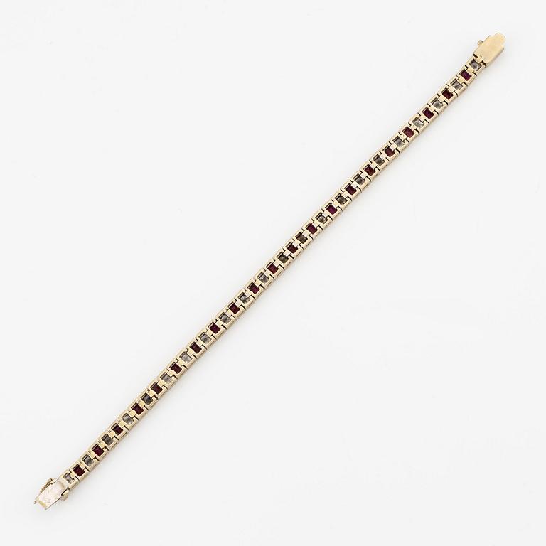 Armband 18K vitguld med rubiner och prinsesslipade diamanter.