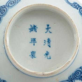 A blue and white 'bats' bowl, late Qing dynasty (1644-1912), with Guangxu six character mark.